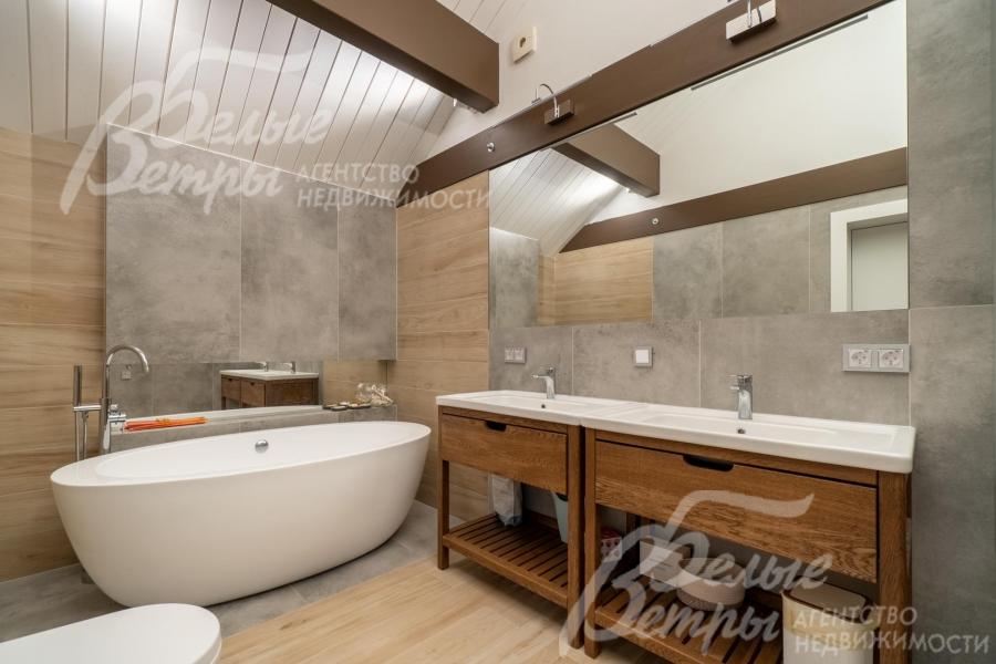 Санузел при мастер-спальне с ванной и двумя раковинами