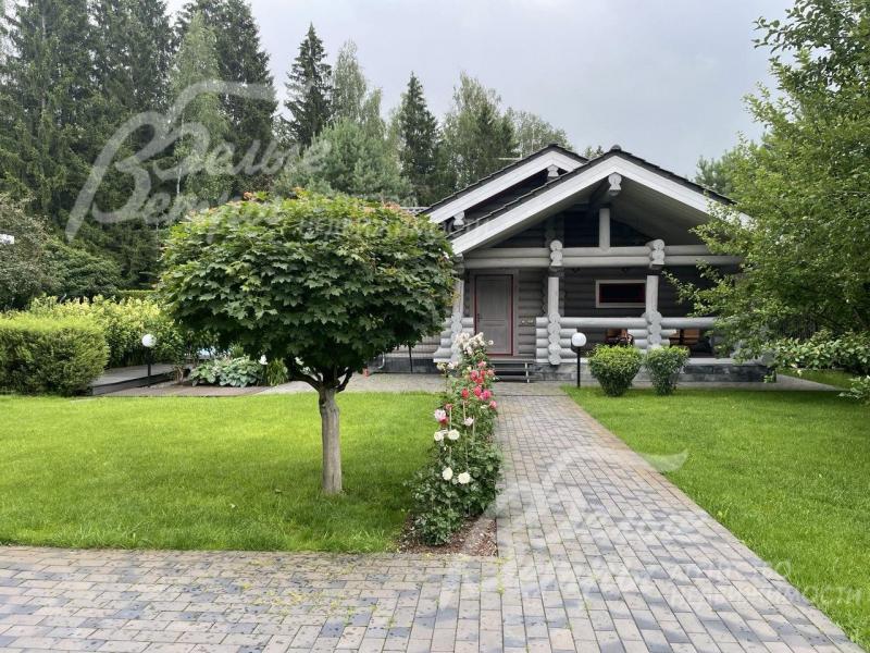 Баня в стиле дома на участке