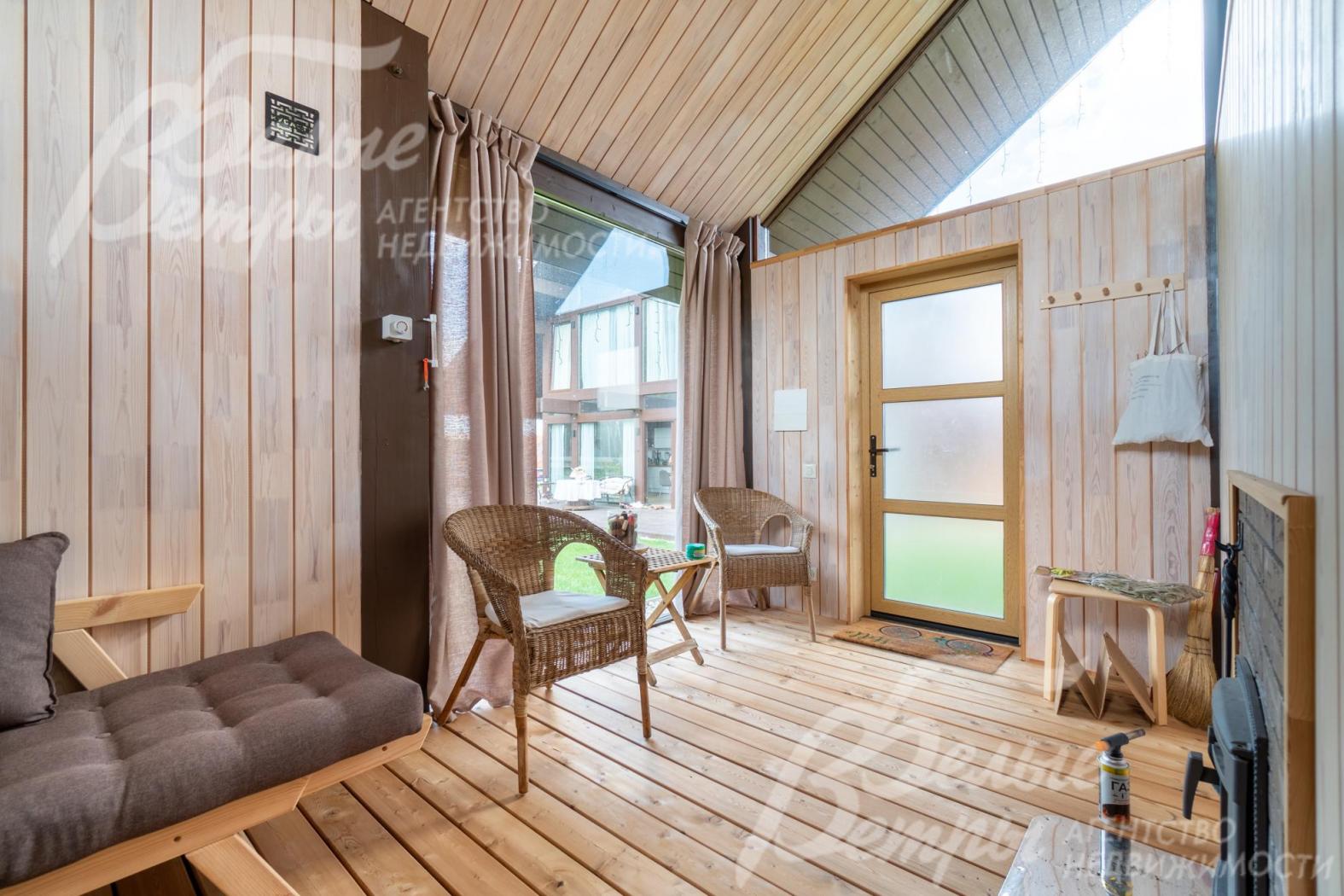 Комната отдыха с панорамным остеклением, заведены вода, канализация, тёплый пол – от котла из дома