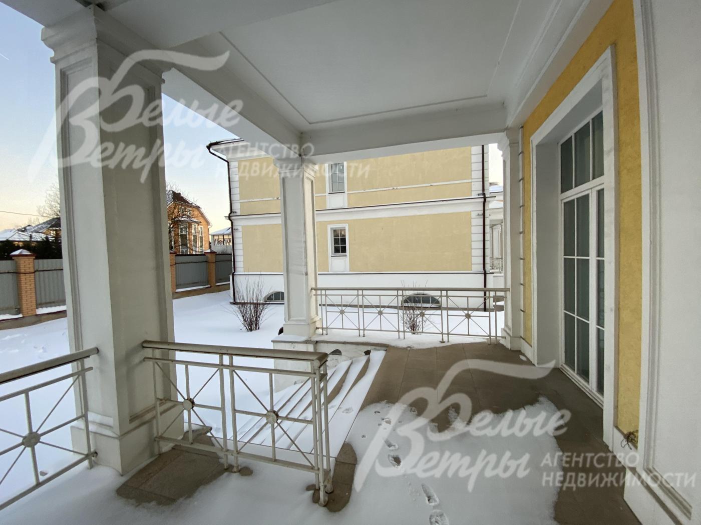 Терраса, крыльцо отделаны натуральным гранитом Sunset Gold