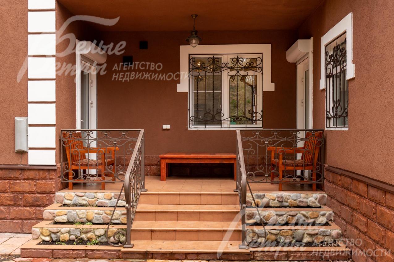 Вход в дом со двора.