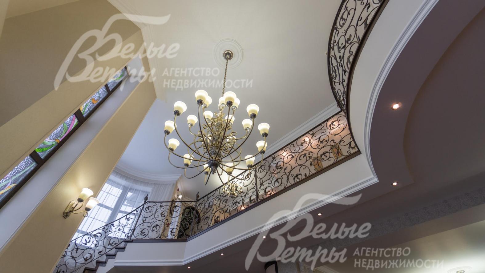 Перила лестницы украшены художественной ковкой 