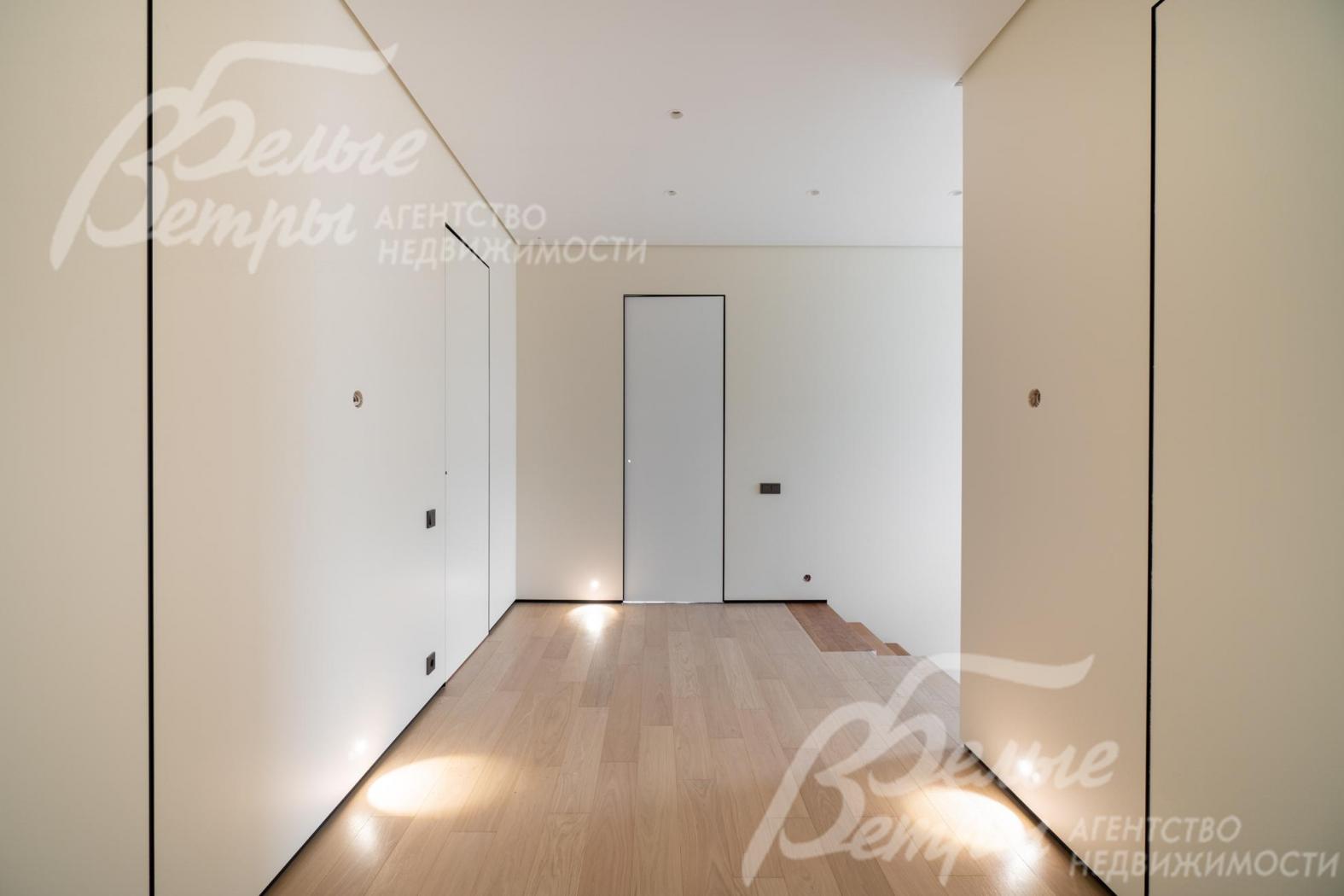 Установлены двери скрытого монтажа в тон стен с чёрной фурнитурой