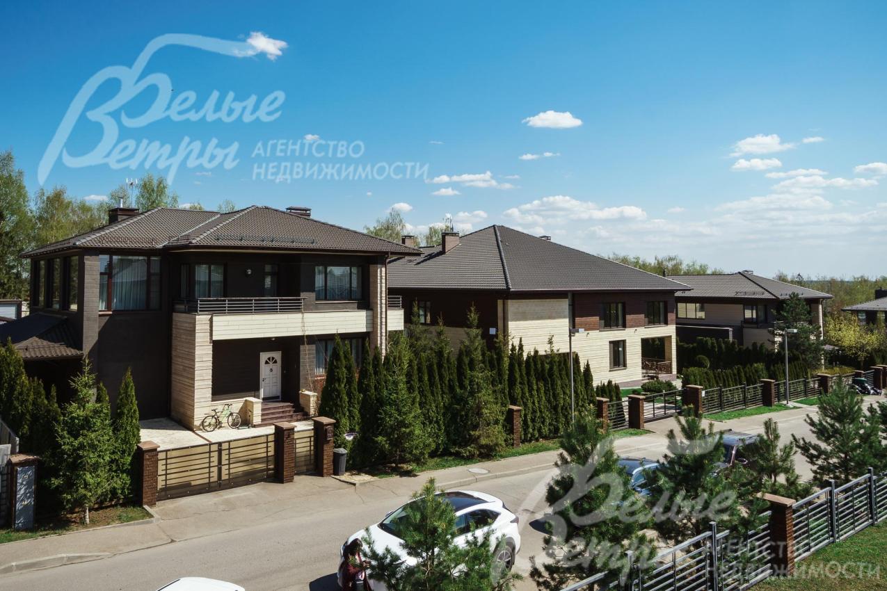 Дома в поселке Крекшино выстроены в едином стиле