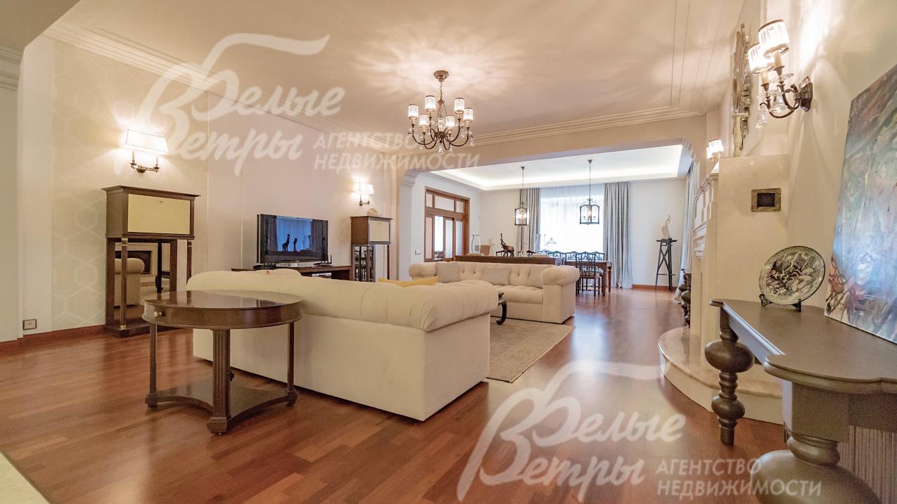 Большинство мягкой мебели в доме из Италии, ведущих брендов