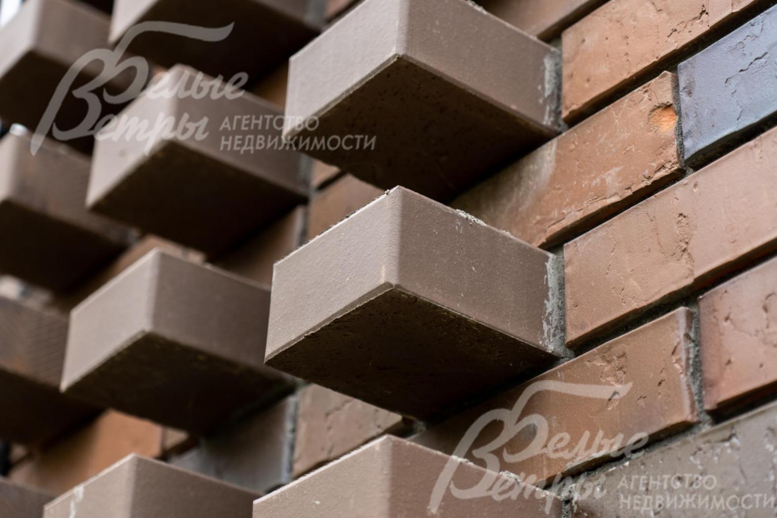 В отделке внешних стен преобладает облицовочный кирпич