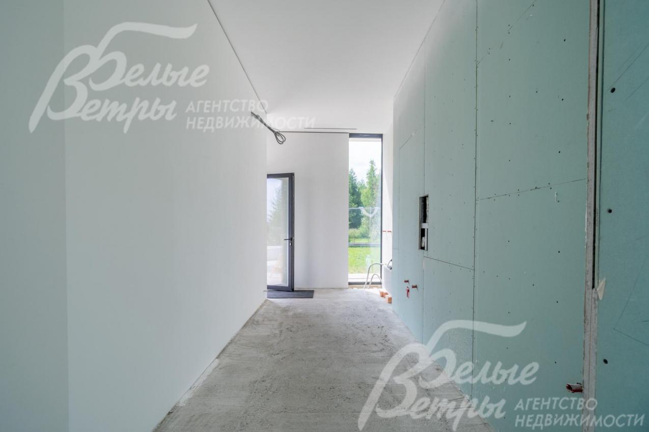 В доме выполнены закладные под все охранные системы, есть система видеонаблюдения с датчиками движения и тепла