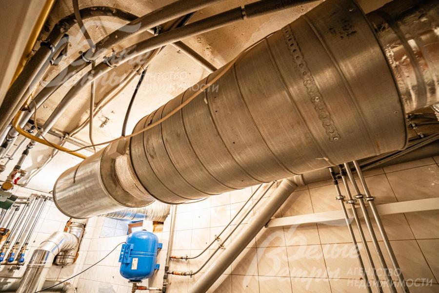 Установлена приточно-вытяжная вентиляция в спа-зоне бассейна и в подвале