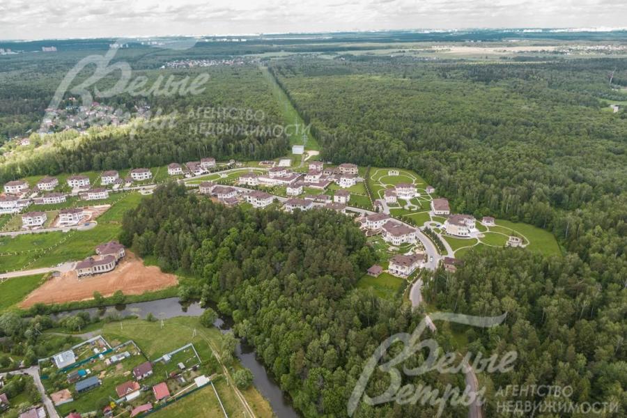 Поселок Идиллия на берегу реки Пахра