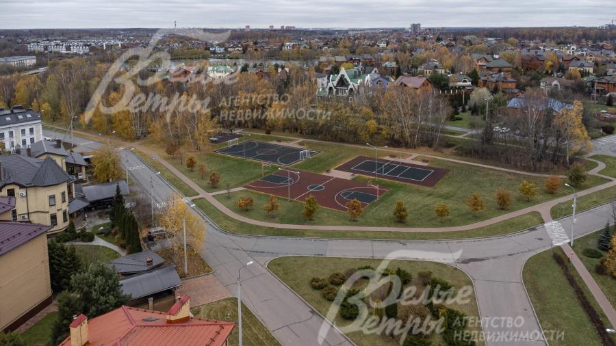 Вокруг озера прогулочные зоны и спортивные детские площадки