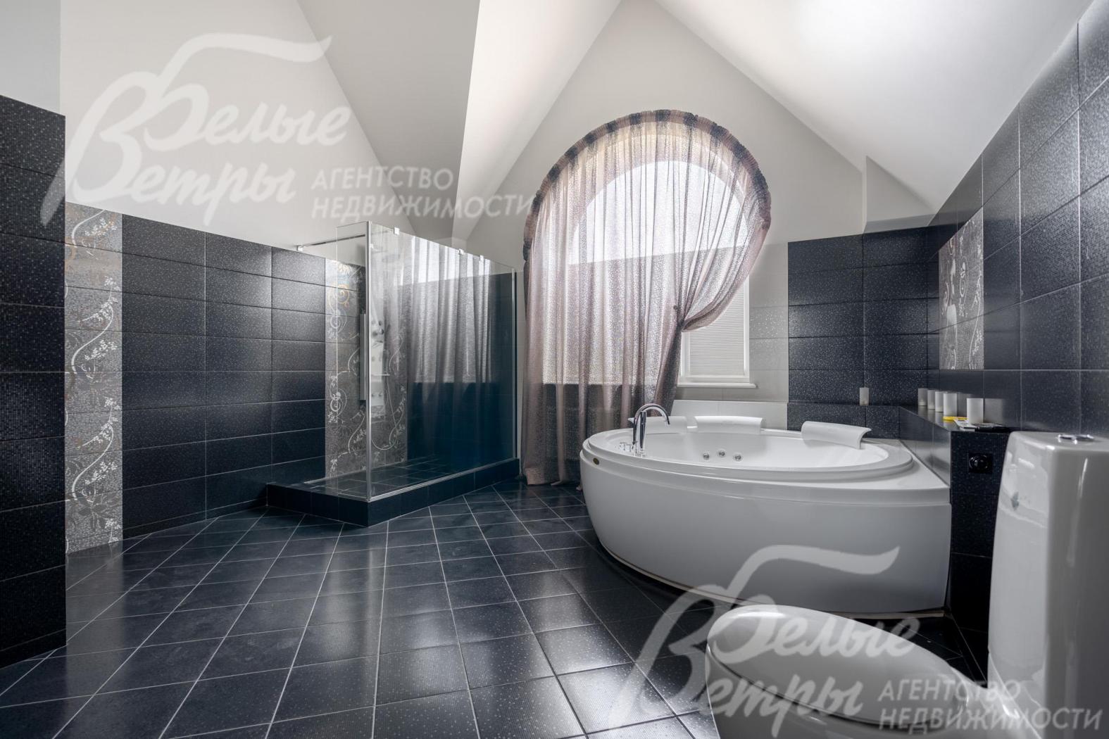 Просторный санузел на втором этаже - с окном, душевой и джакузи