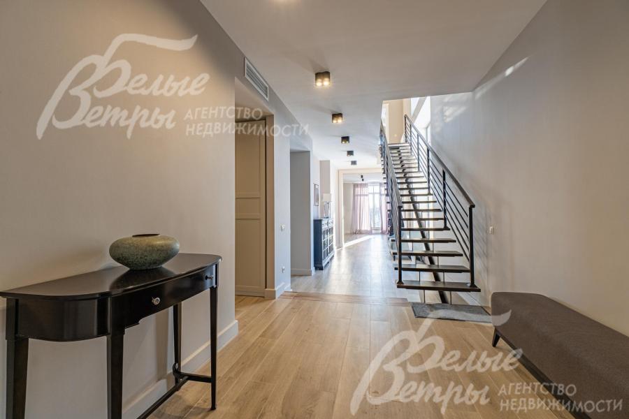 Парящая лестница, перила и ступени из массива дуба