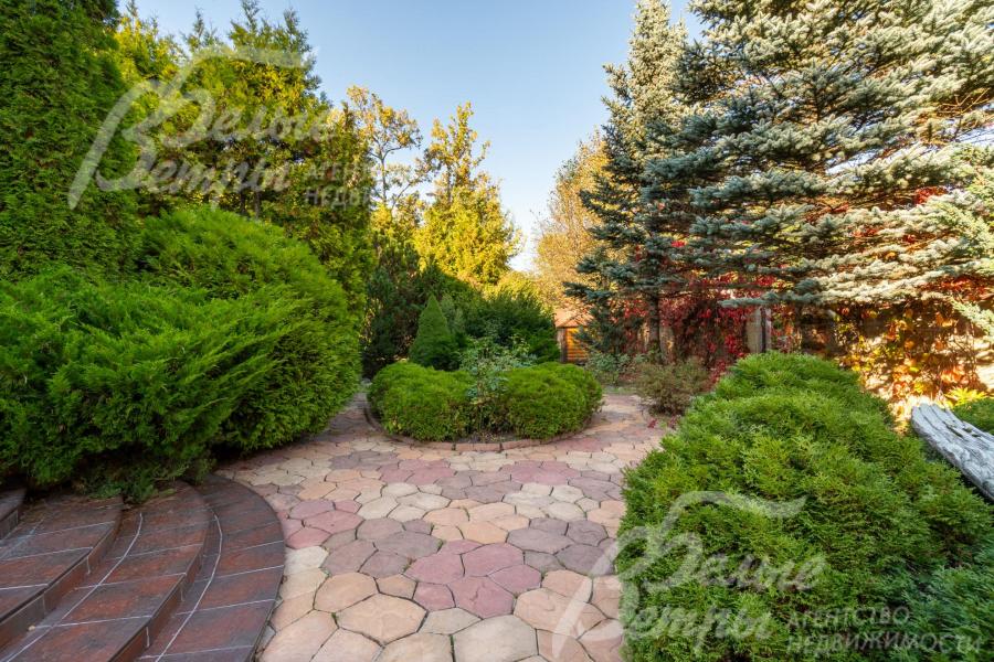 Дорожки выложены натуральным камнем