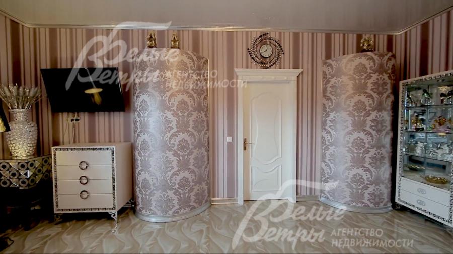 Оригинальные колонны-ниши в главной спальне и холле на 2-ом этаже