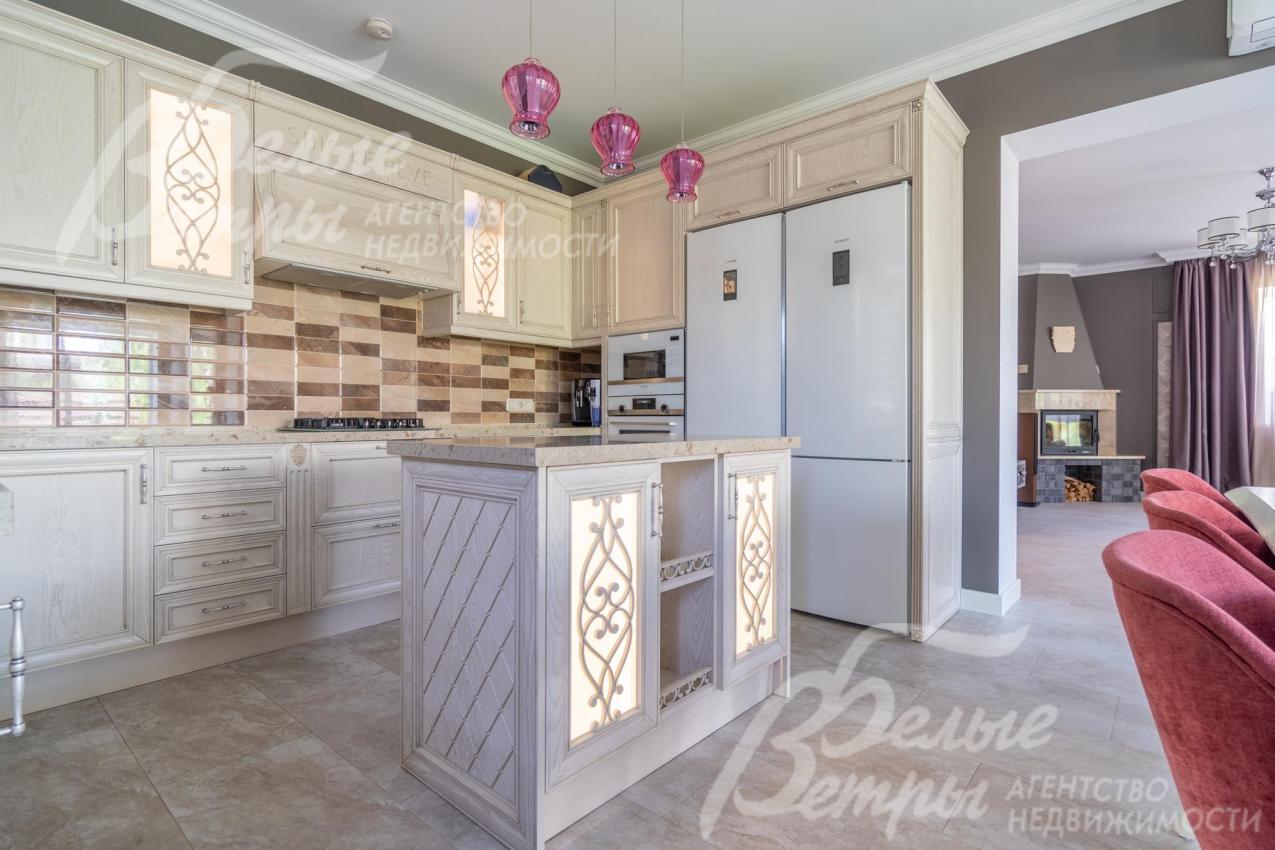 Кухня с островом, фасады гарнитура - из массива ясеня, столешница - кварцевый агломерат.