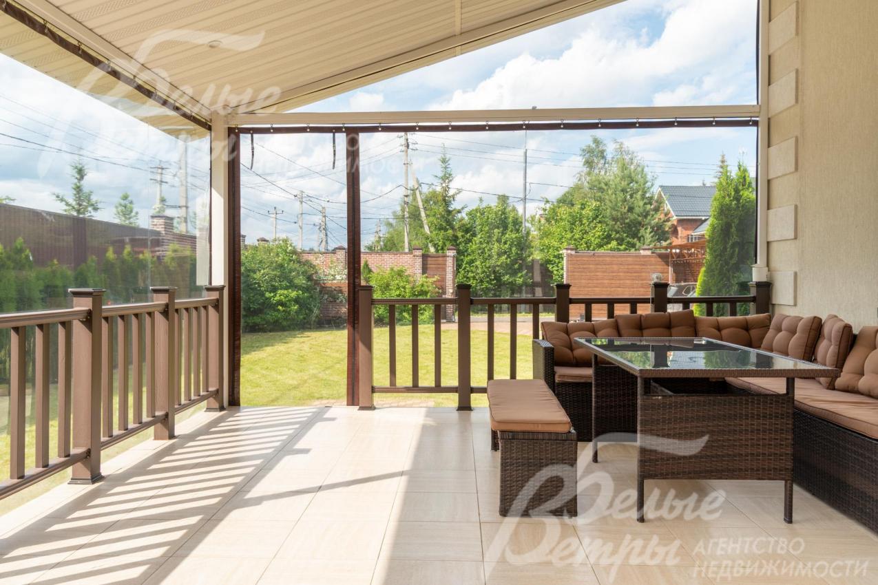 Уютная крытая терраса с мебелью и мягким остеклением