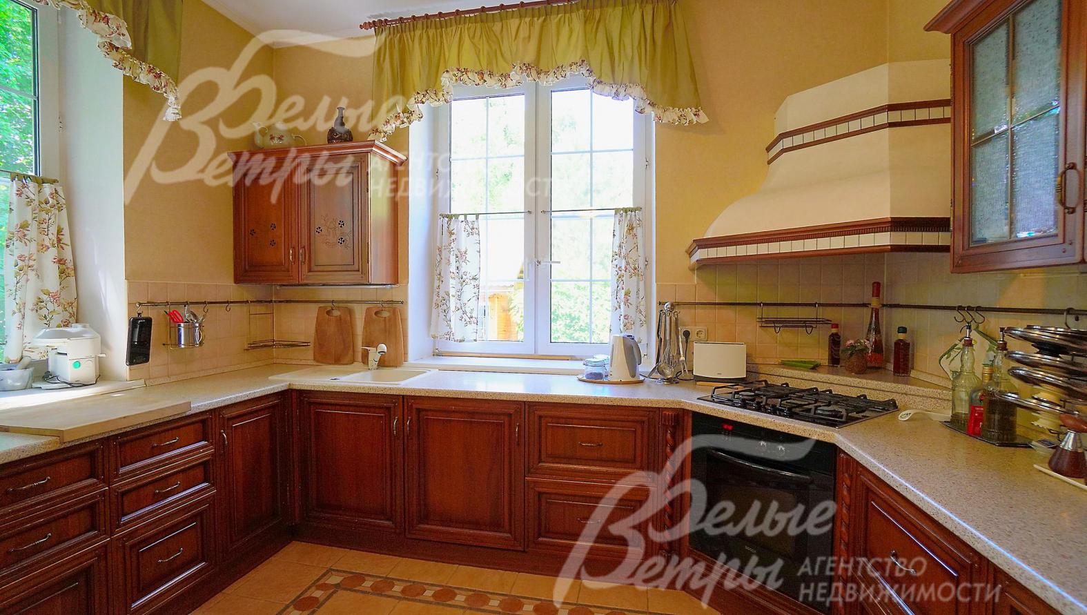 Кухня из массива дерева с техникой BOSCH