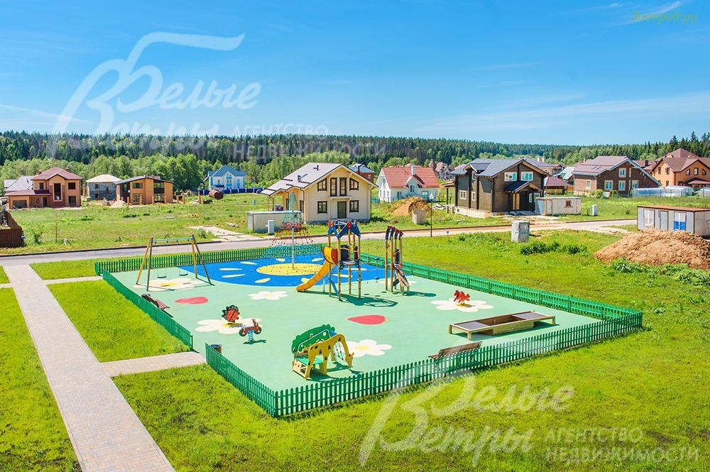 Детская площадка в коттеджном поселке Цветочный