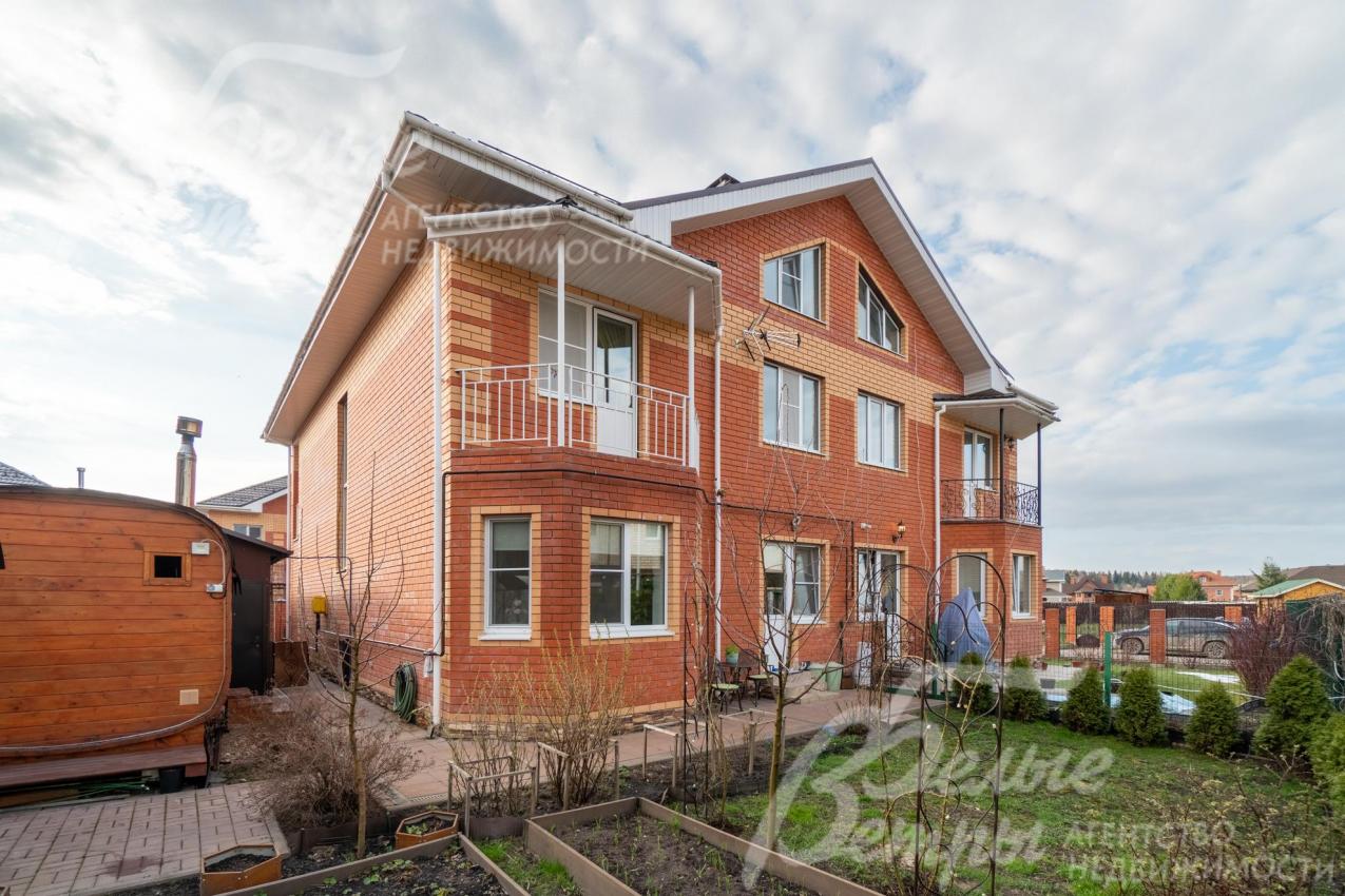 На участке растут плодовые, декоративные растения и кустарники, большой розарий