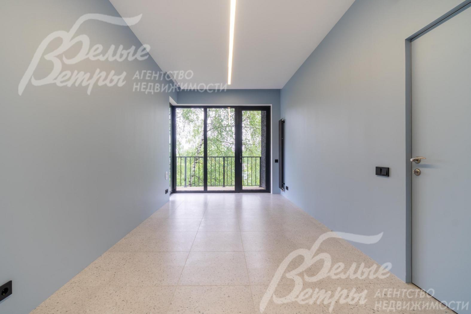 В интерьере – дорогостоящие отделочные материалы, в том числе двери скрытого монтажа и стильная электрика