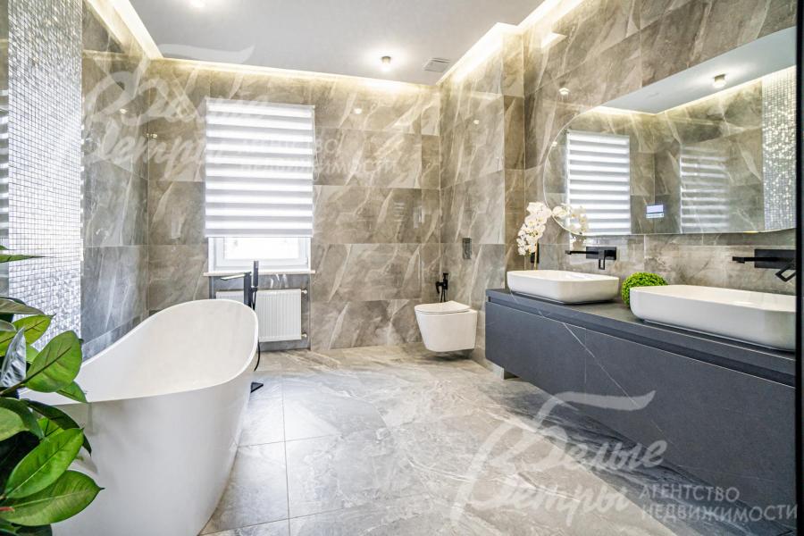 Установлены ванна, большая душевая, тумба на две раковины