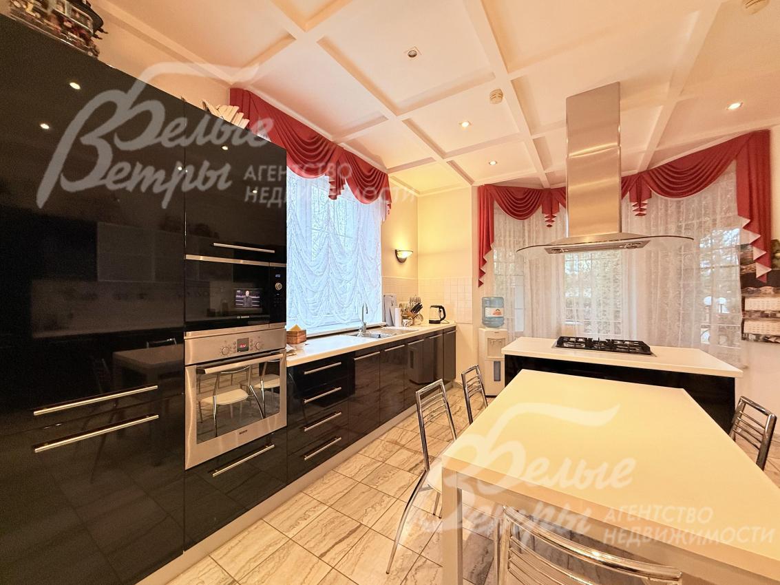 Кухонный гарнитур дополнен техникой: духовым шкафом, микроволной печью и другой. Мойка - у окна. Варочная поверхность - на острове