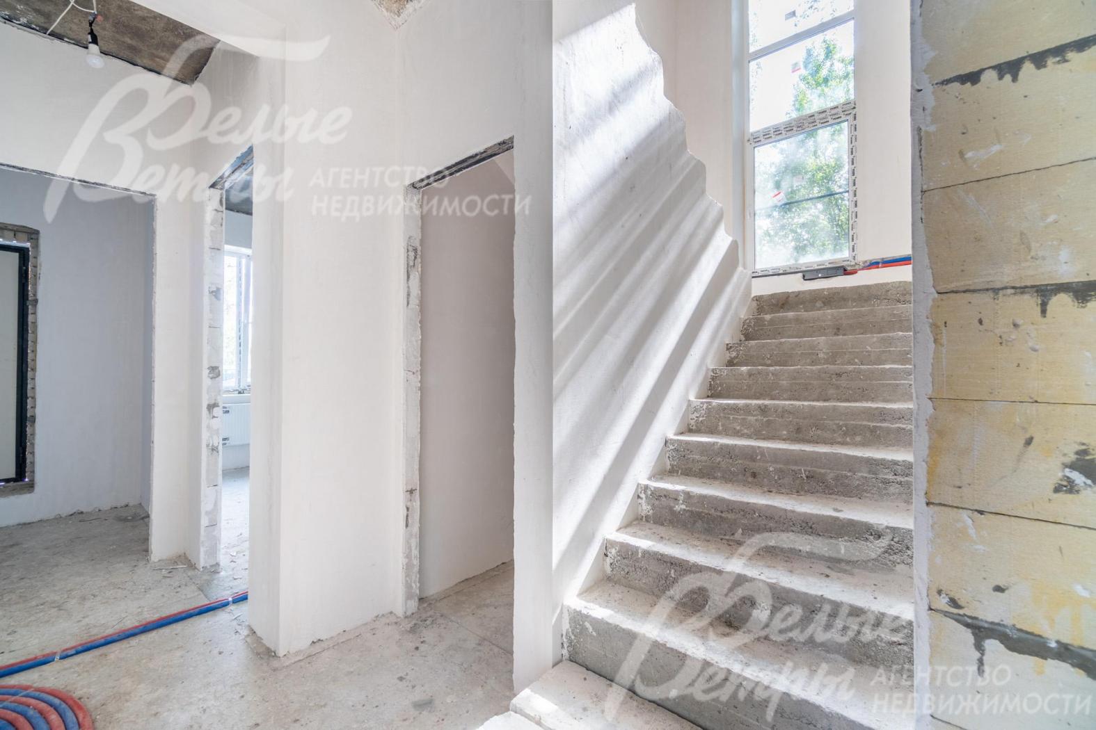 На второй этаж ведёт монолитная железобетонная лестница