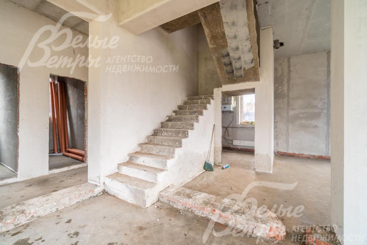На второй и мансардный этажи ведёт железобетонная монолитная лестница