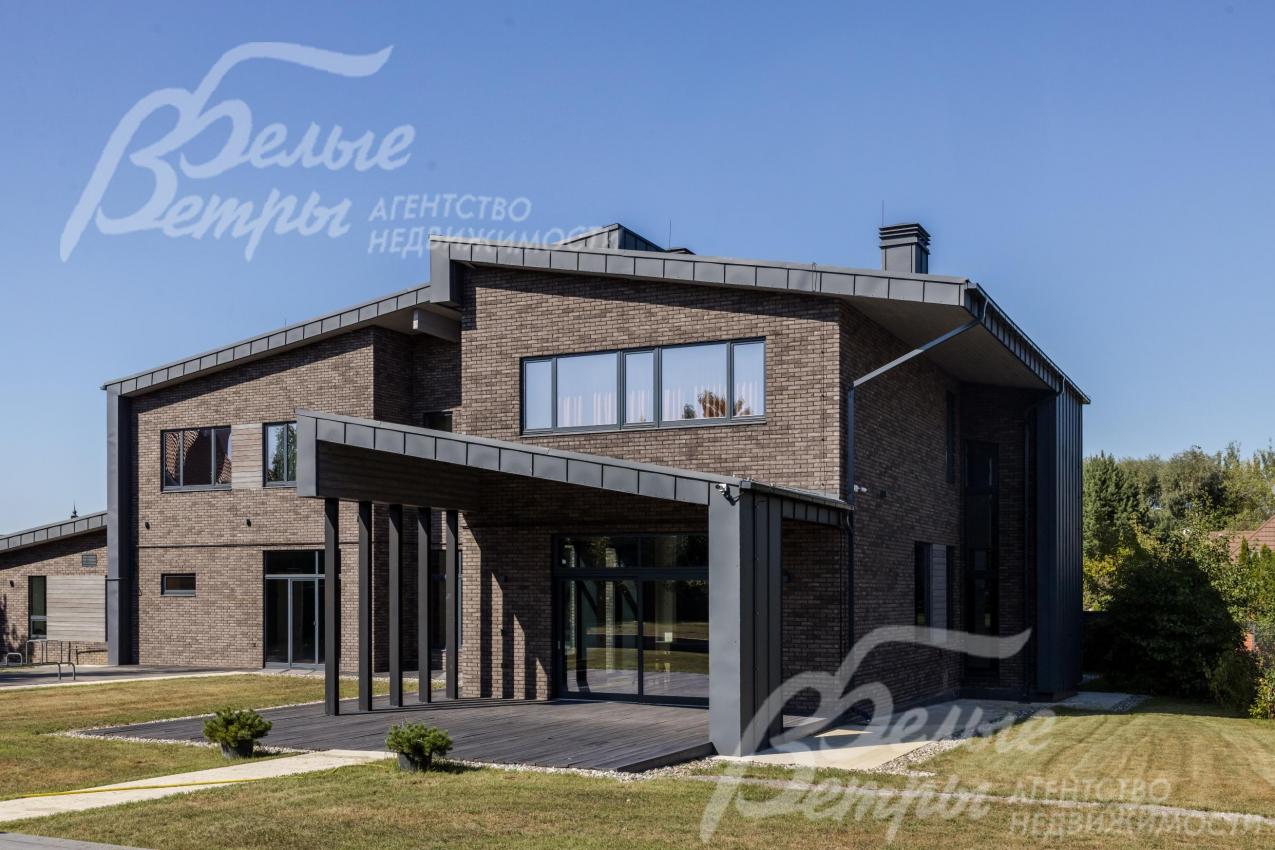 Современный просторный дом в стиле хай-тек