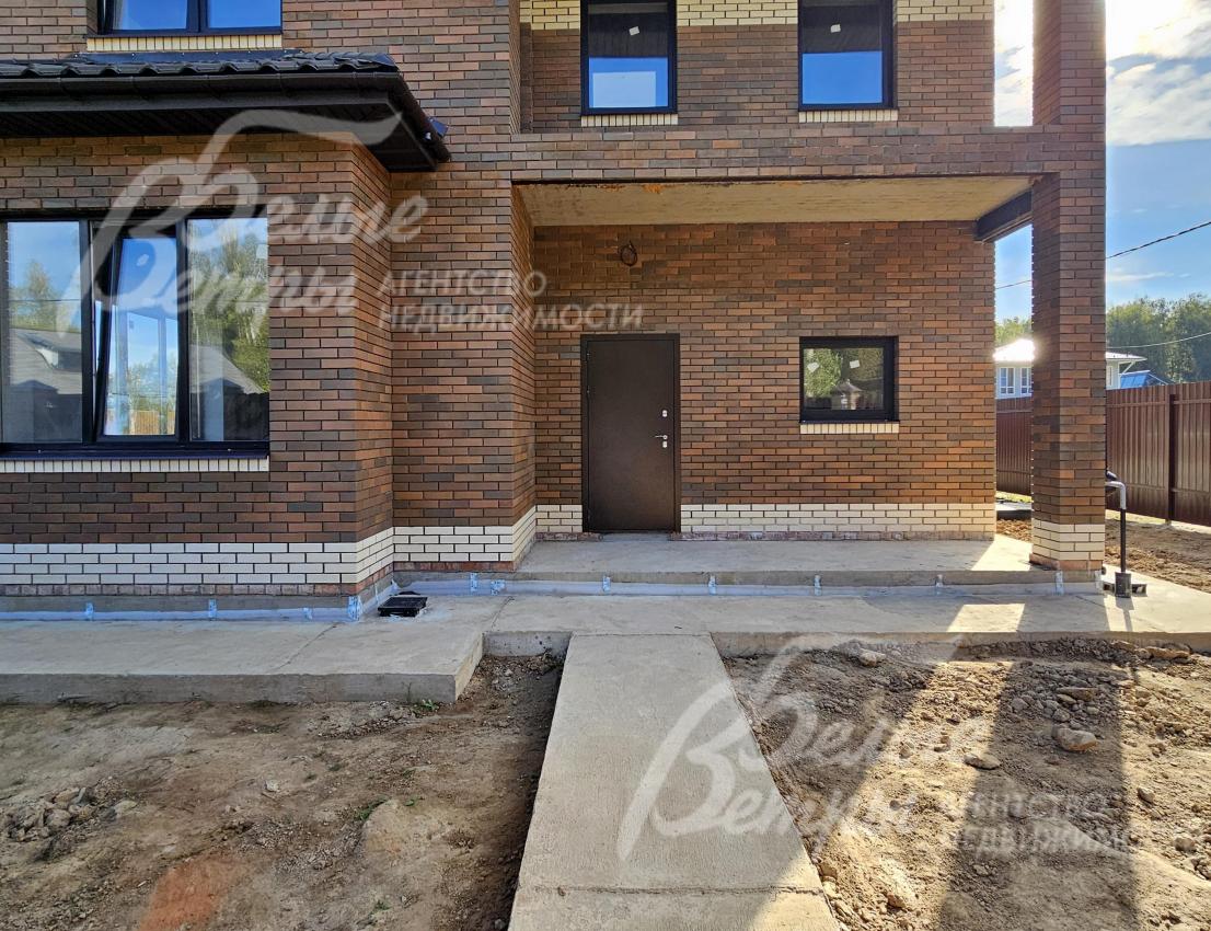 Дорожки на участке подготовлены, залиты бетоном