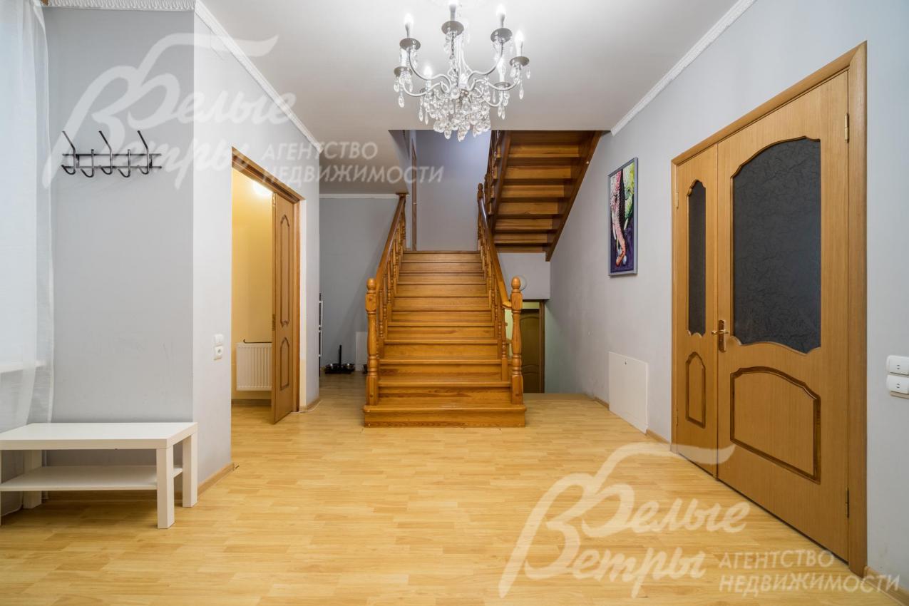 Холл-прихожая с лестницей из дуба