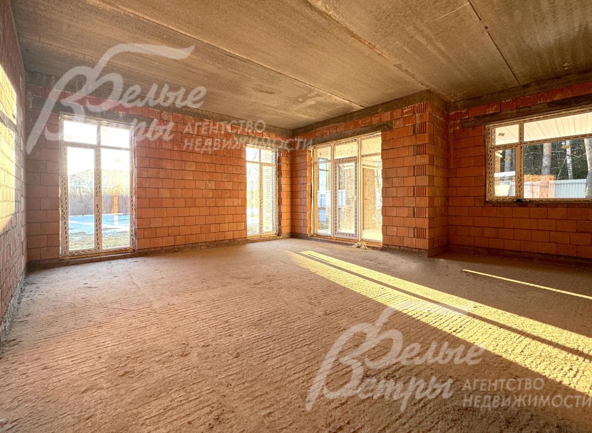 Благодаря большой площади остекления и окнам от пола в помещениях много естественного света