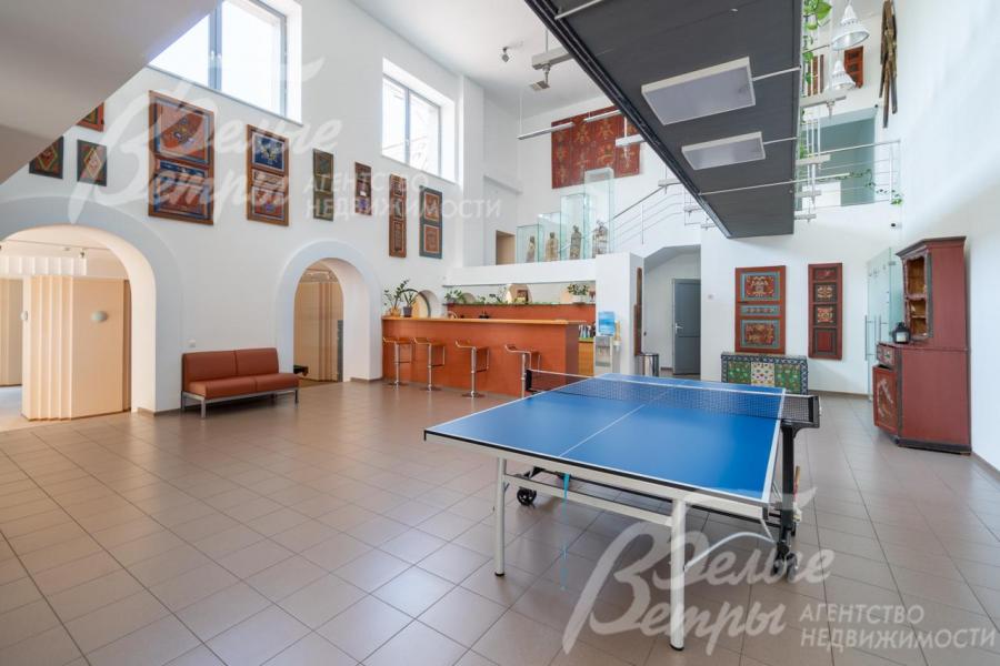 Холл в Клубном доме с кафетерием и настольным теннисом.