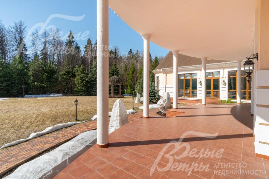 С просторной террасы - выход на большой прилесной участок площадью 46 соток (дополнительные 20 соток — огороженная и вычищенная примыкающая зона леса)