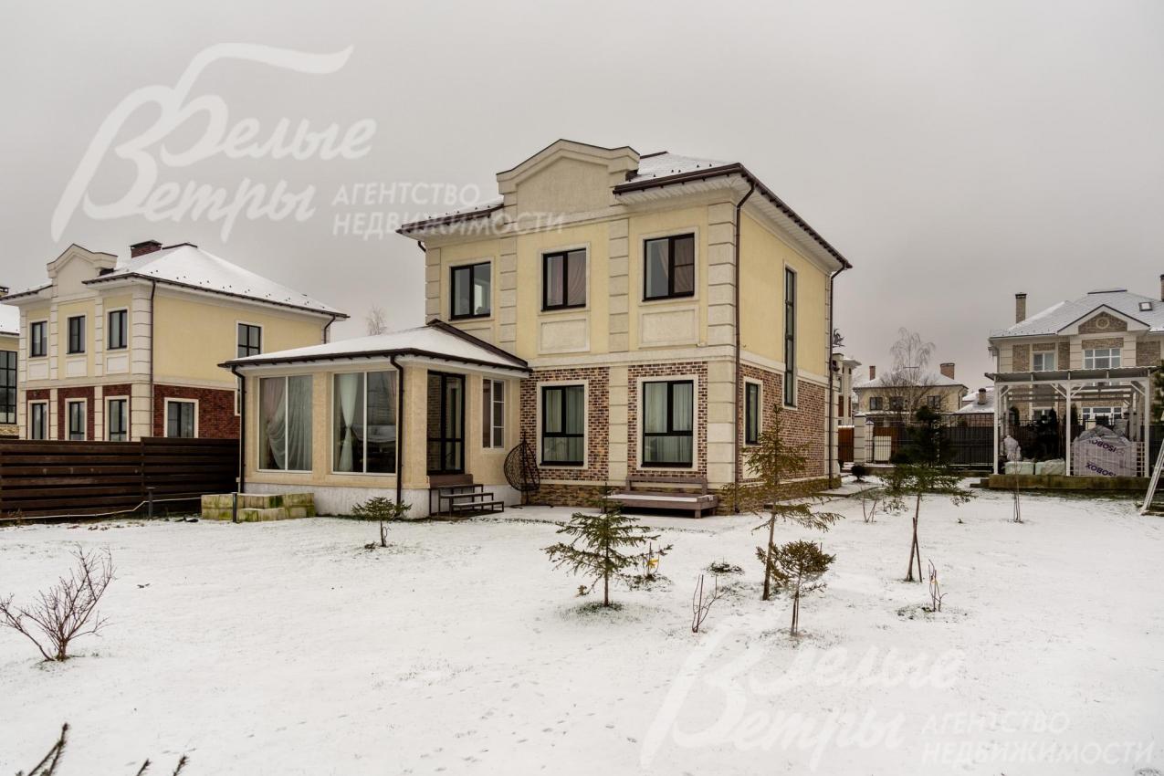 Дом стоит на благоустроенном ухоженном прямоугольном участке