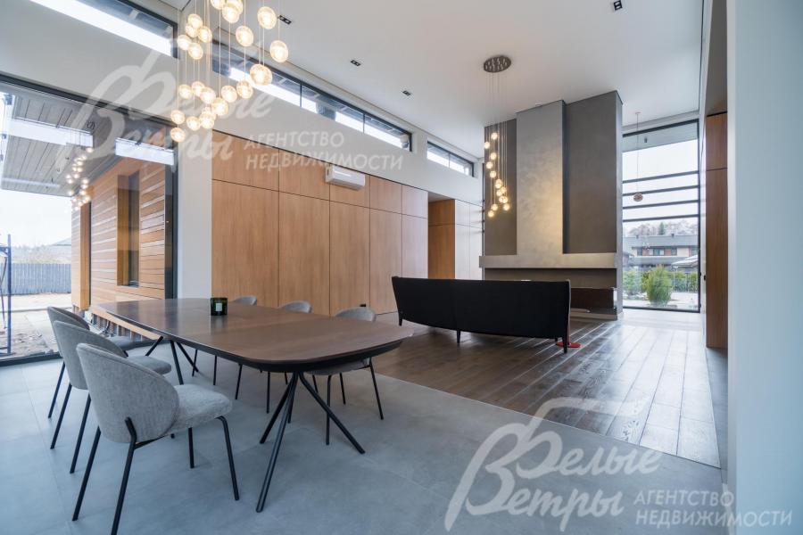 В доме выполнена современная стильная отделка