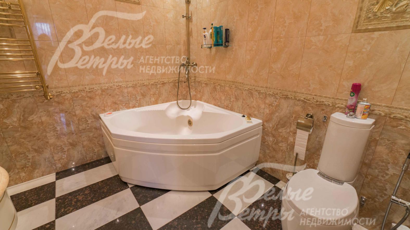 Угловая ванна в главной спальне