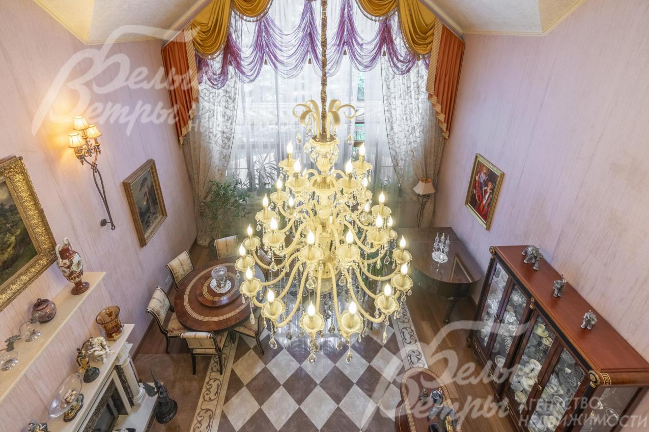 Гостиную украшает дорогостоящая авторская люстра в классическом стиле