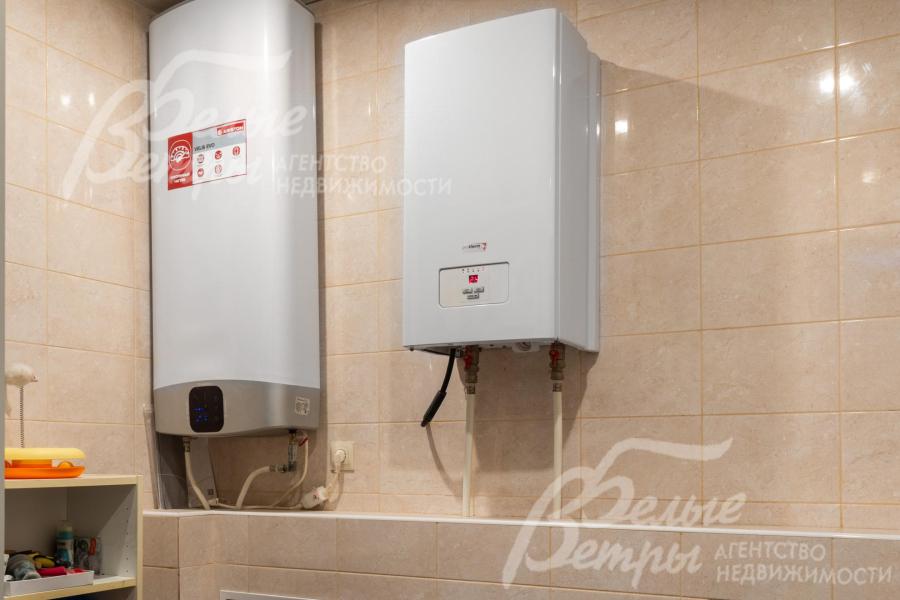 В котельной - одноконтурный электрическиё котёл нового поколения Protherm Скат RAY 9 KE/14 мощностью 9 кВт и водонагреватель Electrolux EWH 100 Roya