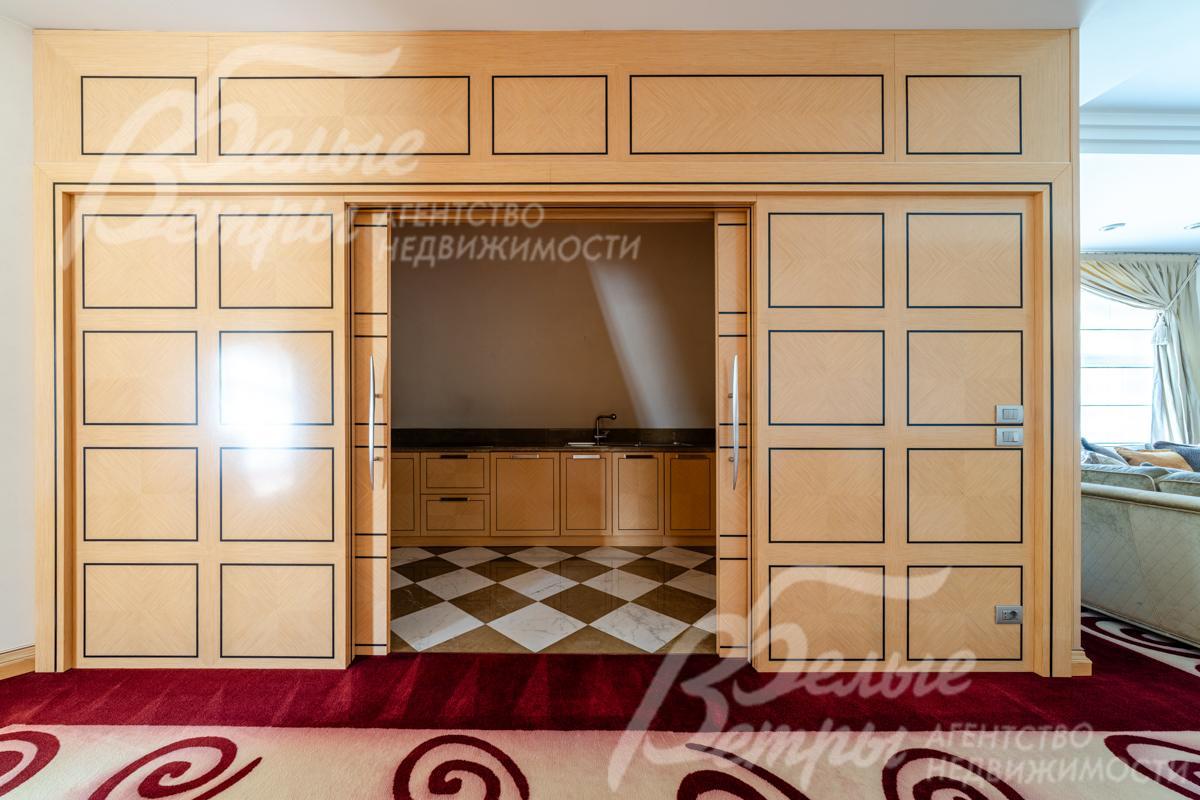 Также через раздвижные двери из дискобара можно попасть во вторую кухню