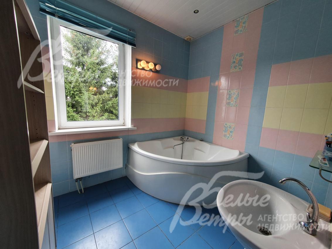 Санузел с угловой ванной на втором этаже