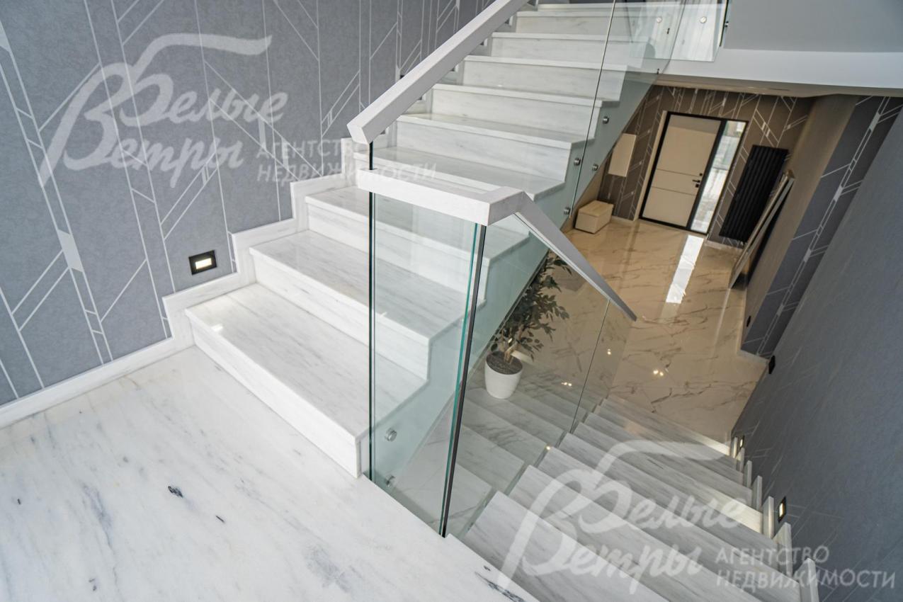 Лестница со стеклянным ограждением и дубовым деревянным поручнем