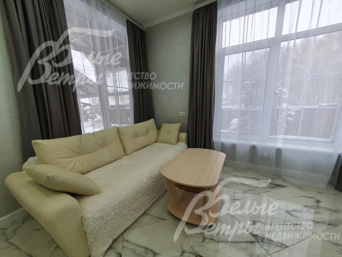 В гостиной кожаная мебель