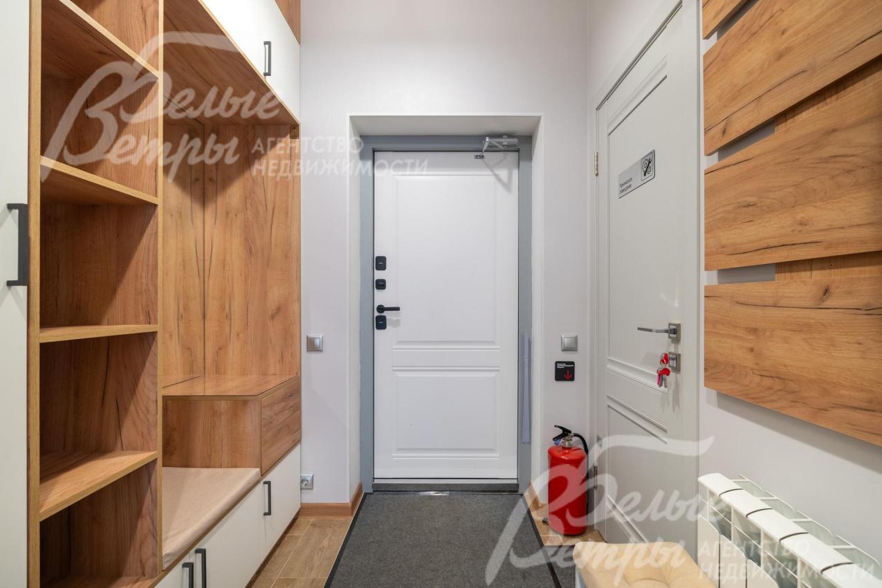 Прихожая-холл оснащена удобным шкафом с вешалкой и полками (слева - вход в санузел)