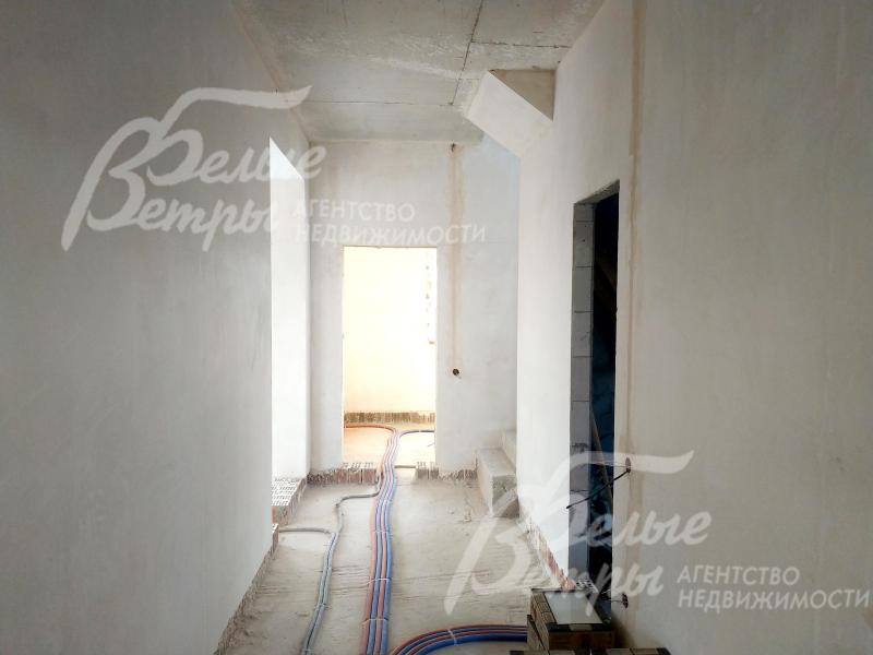 Холл первого этажа: справа - вход в санузел, слева - вход в гостиную, впереди - спальня