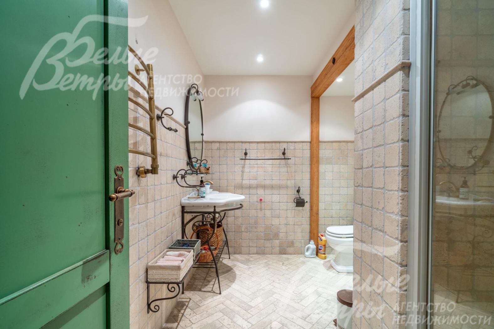 В санузлах – сантехника Villeroy&Boch и мебель в старинном стиле