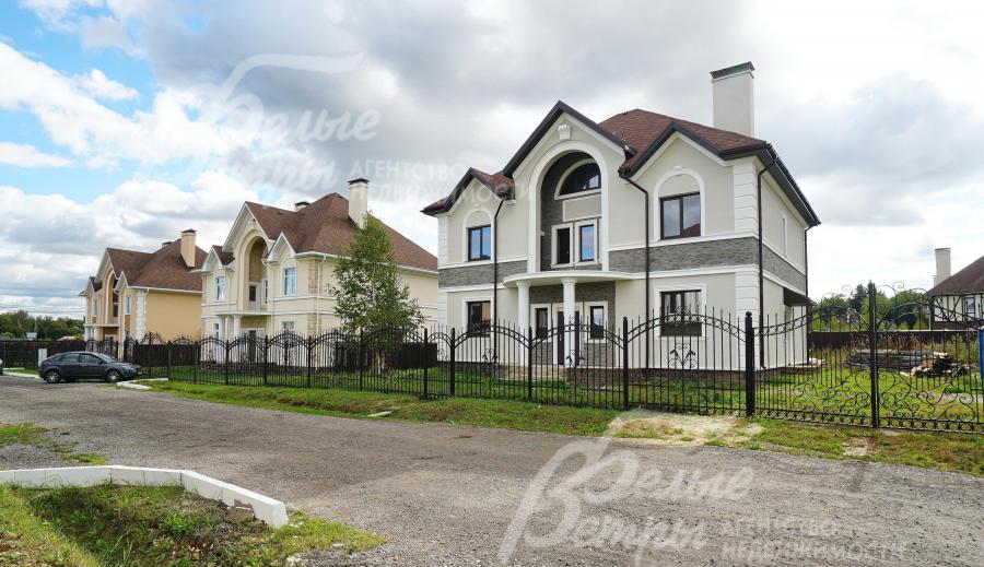 Улица в поселке Усадьба Романцево