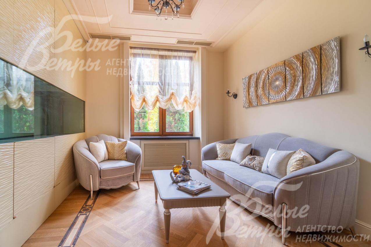 Рядом с гостиной – приватная зона отдыха с диванной группой и аквариумом во всю стену