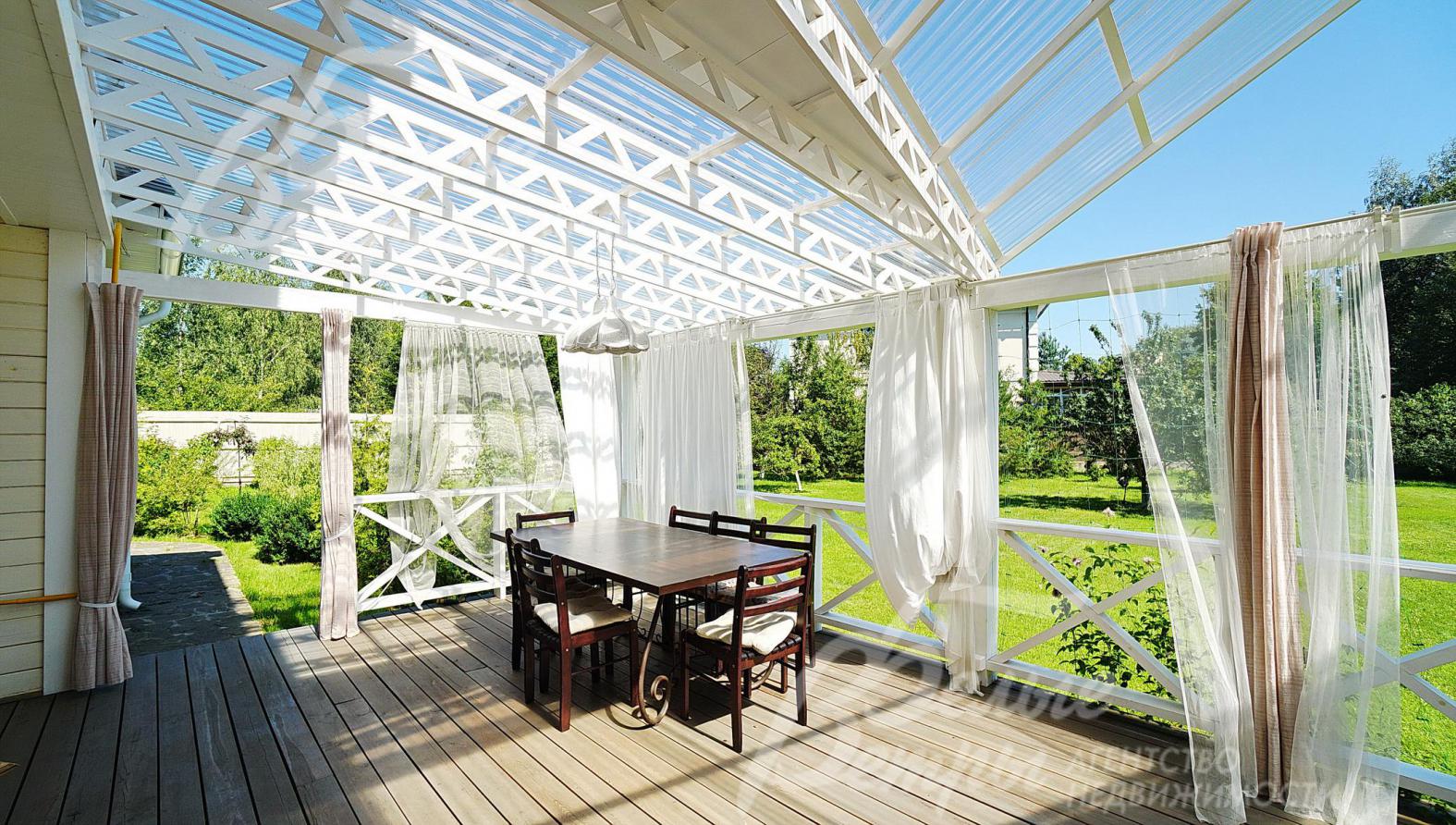 Из кухни-столовой выход на террасу 48 кв.м