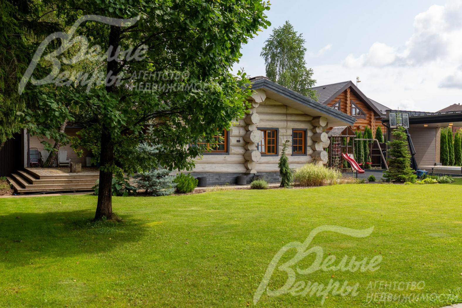 На участке высажен идеальный газон, установлен автополив, взрослые лестные деревья